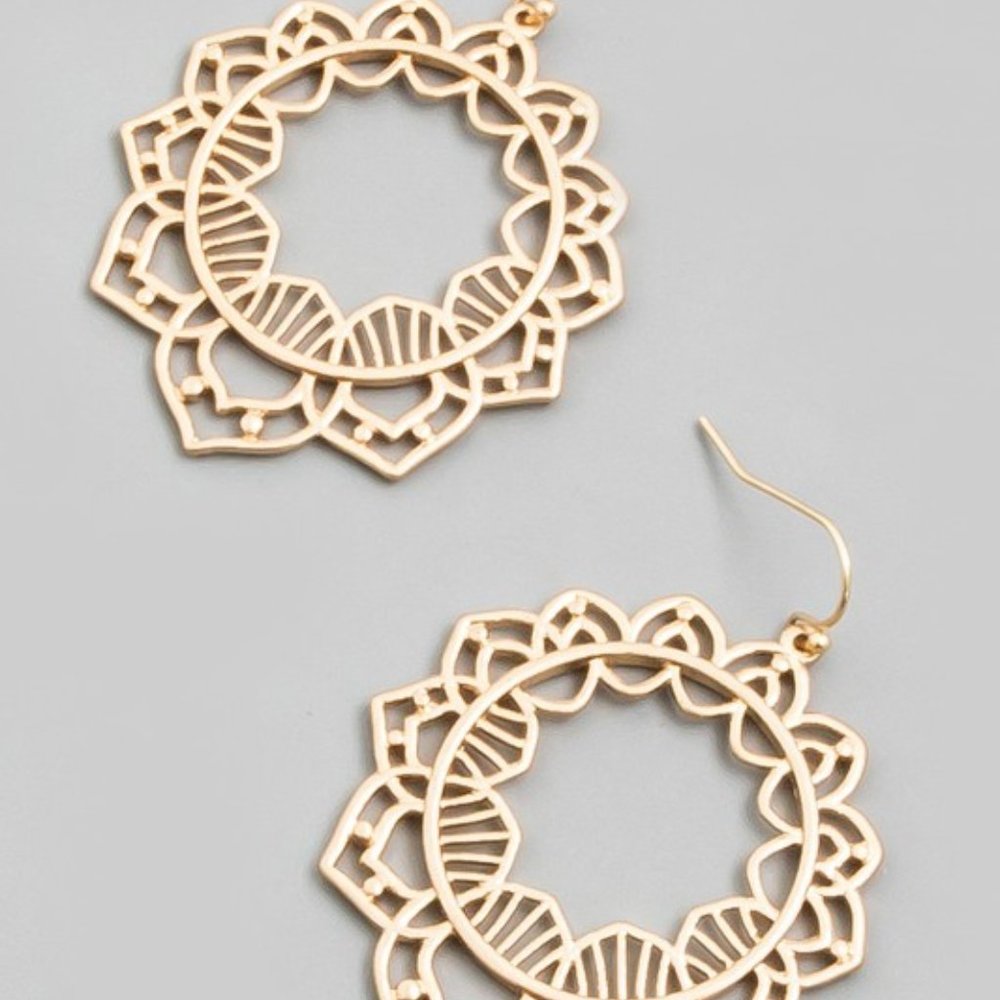 ❌SOLD❌Floral Matte Earrings - Picture 3 of 3